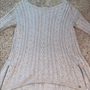 Long sleeve sweater.